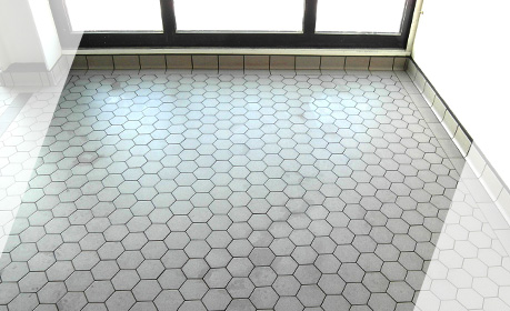 Floor lining with stoneware Hexagonal tiles